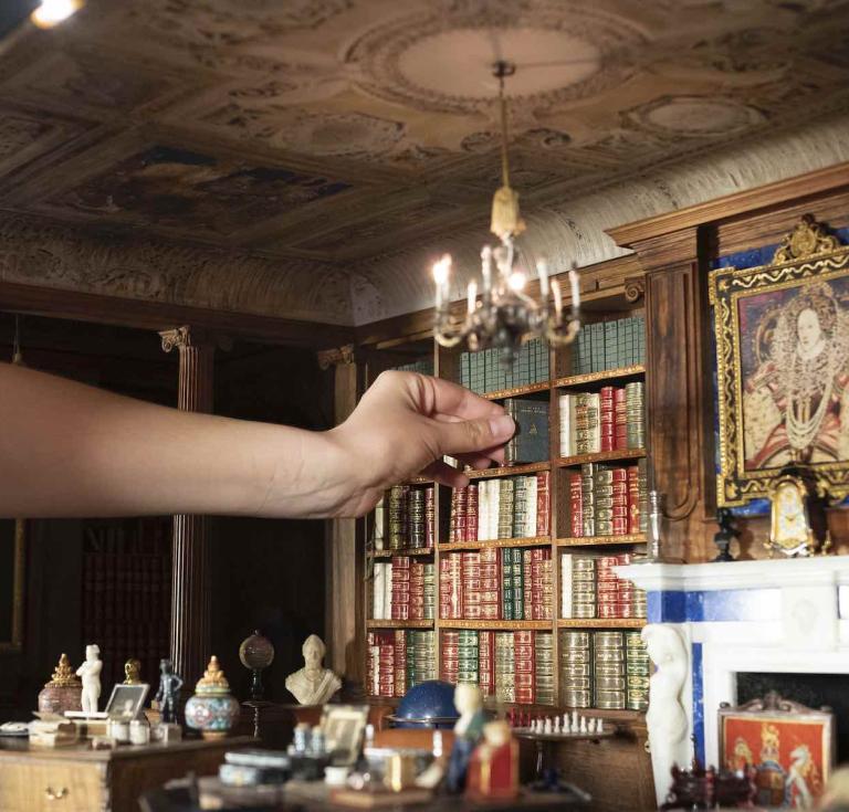 Queen marys shop dolls house